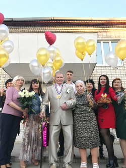 Поздравляем красивую супружескую пару в отделе ЗАГС.png Поздравляем красивую супружескую пару в отделе ЗАГС.png